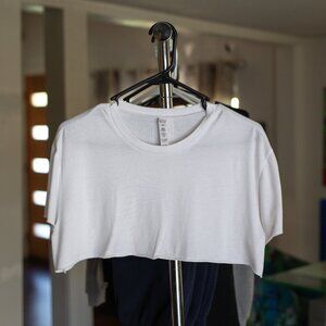 Alo Yoga Relaxed Fit Super Cropped Tee Shirt - White - XS